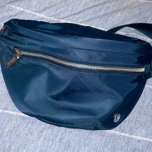 Lululemon a city adventurer Belt bag